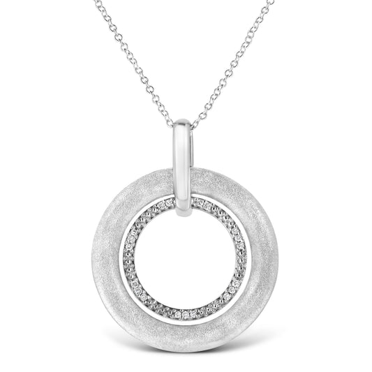 Collar con colgante de 45 cm de doble círculo de plata de ley .925 con acabado satinado y acento de diamantes engastados en garras (color I-J, claridad I1-I2)