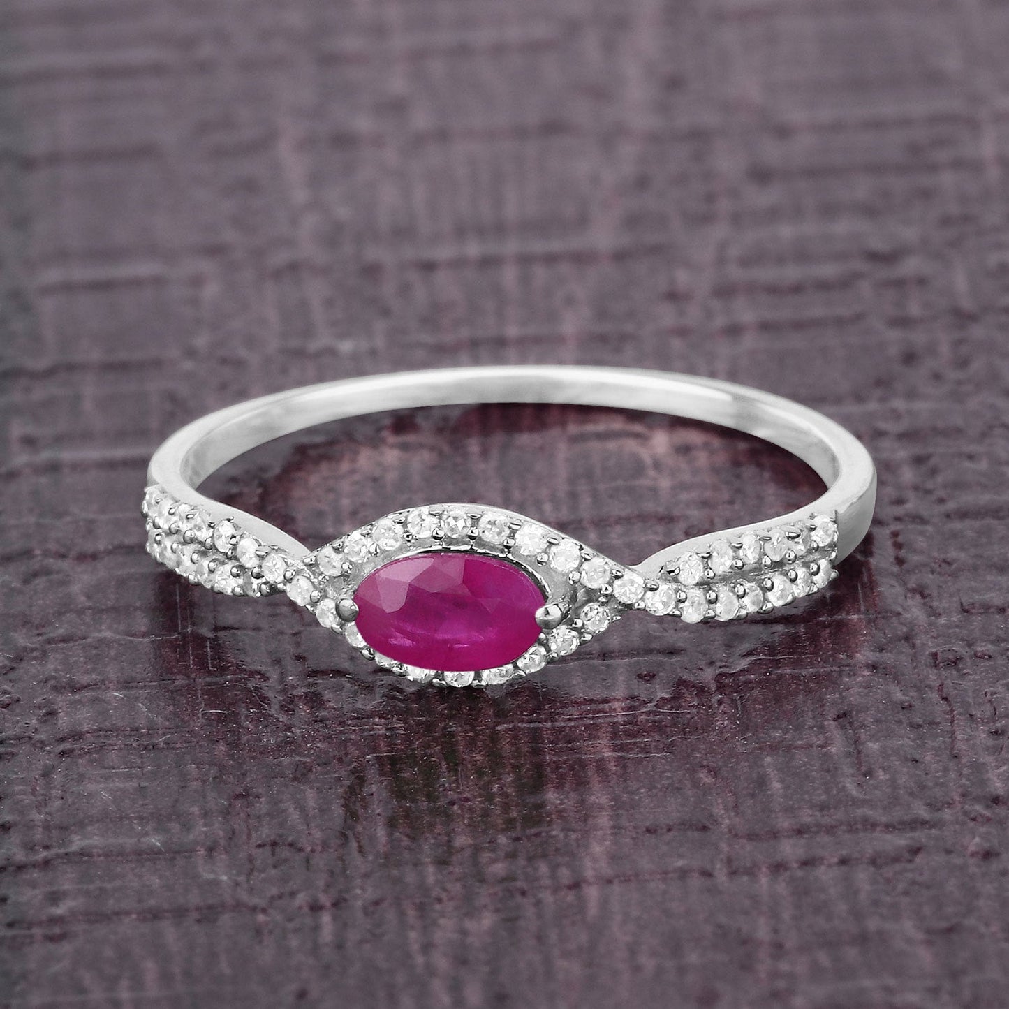 Anillo de oro blanco de 14K con rubí auténtico de 0,40 quilates y diamantes blancos