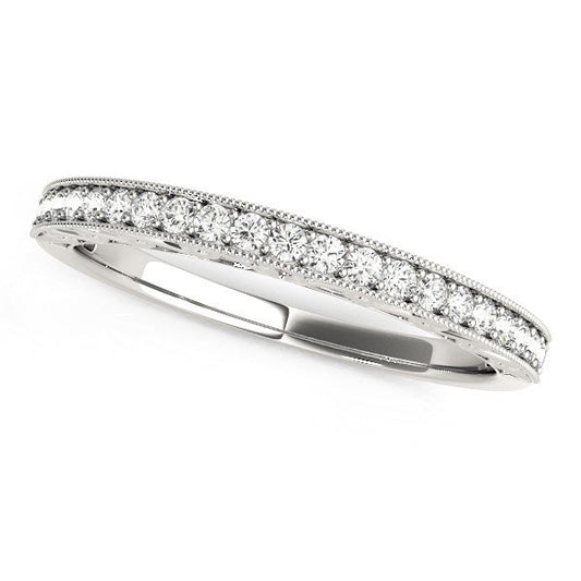Alianza de boda redonda de oro blanco de 14 quilates con borde milgrain y diamantes (1/6 quilates en total)
