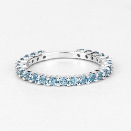 Anillo de plata de ley .925 con topacio azul suizo auténtico de 0,94 quilates