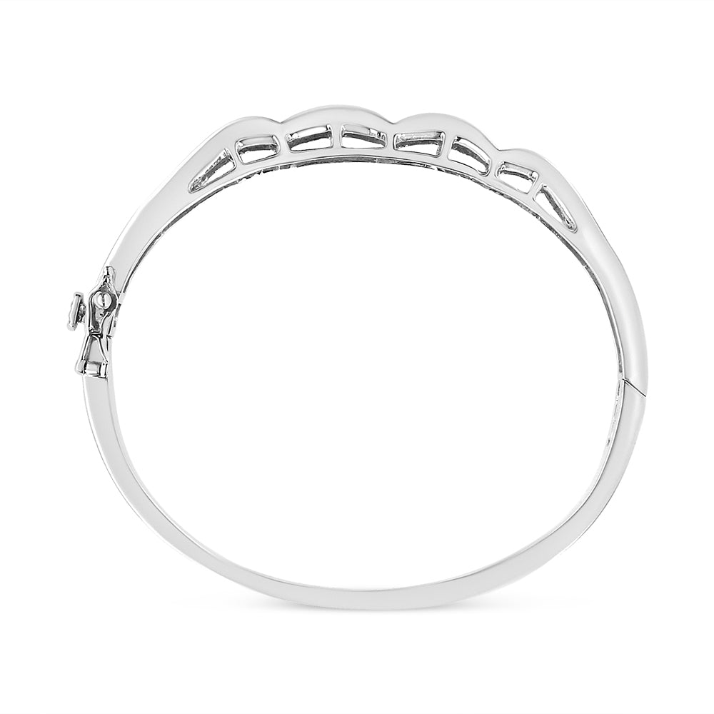 Pulsera Rígida de Oro Blanco de 14K con Diamantes de Talla Princesa Engastados con Engaste Invisible de 3 1/3 Cttw en Diseño Ondulado (Color H-I, Claridad SI1-SI2) - Talla 7"