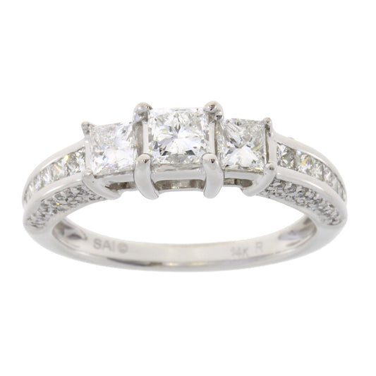 Anillo de oro blanco de 14K con 3 diamantes de 1.50 ct.