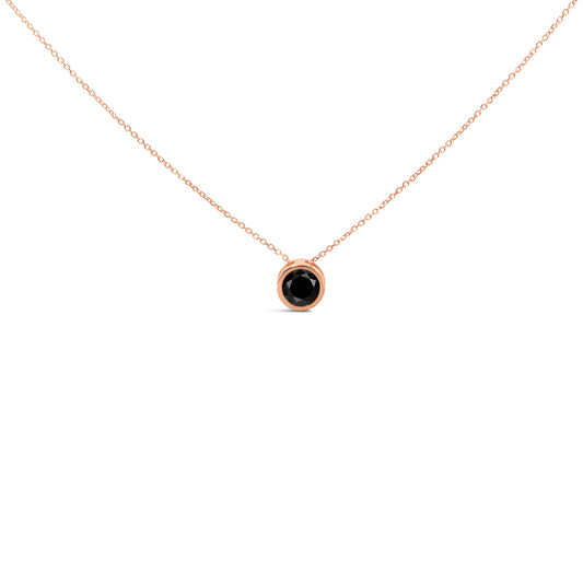 Colgante Solitario con Diamante Negro Redondo Engastado en Bisel de Oro Rosa de 14K de 3 1/2 Cttw (Color Negro, Claridad I2-I3) - 18"