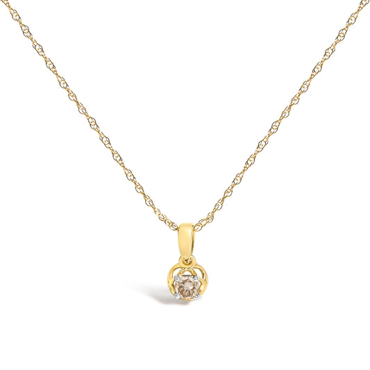 Collar con colgante calado de plata bañada en oro amarillo de 14K con diamantes de 1/5 ct.