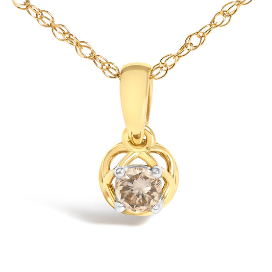 Collar con colgante calado de plata bañada en oro amarillo de 14K con diamantes de 1/5 ct.