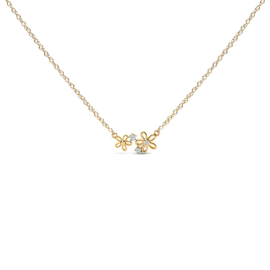 Collar con colgante floral con acento de diamante en plata de ley chapada en oro amarillo de 14 quilates