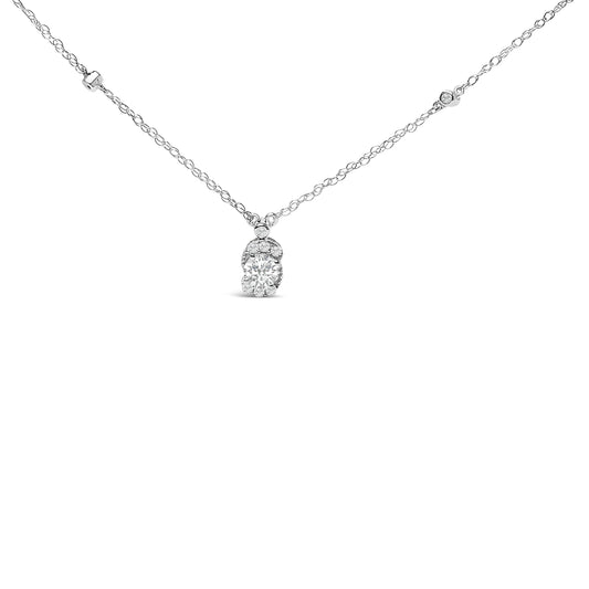 Collar con colgante de halo ovalado de diamantes de laboratorio de 5/8 Cttw en plata de ley