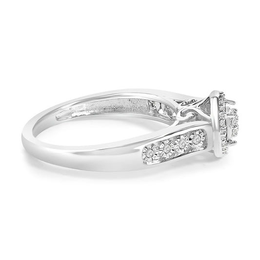 Anillo de halo de racimo redondo con acento de diamante de plata esterlina