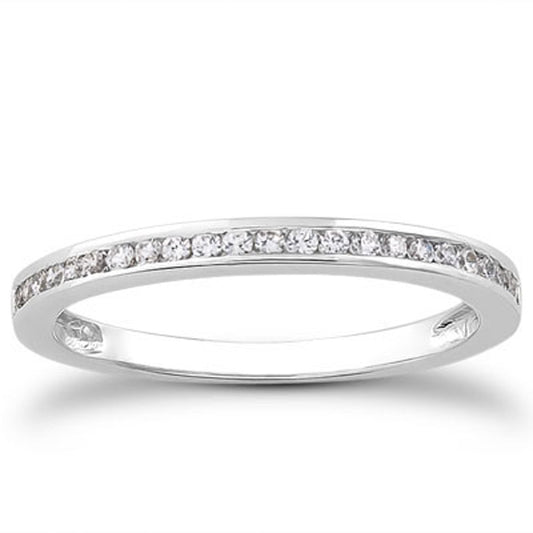 Alianza de boda delgada de oro blanco de 14k con diamantes en engaste de canal en la mitad del contorno
