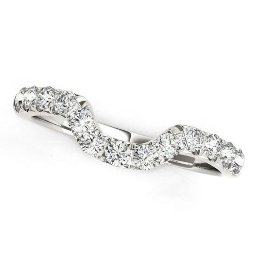 Anillo de boda de oro blanco de 14 quilates con diseño curvo y diamantes pavé (1/6 quilates en total)