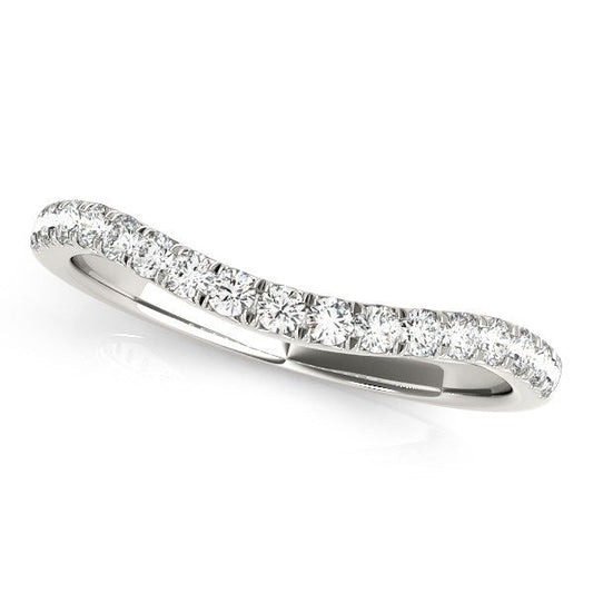 Anillo de boda curvo de oro blanco de 14k con diamantes redondos engastados en pavé (1/4 quilate total)