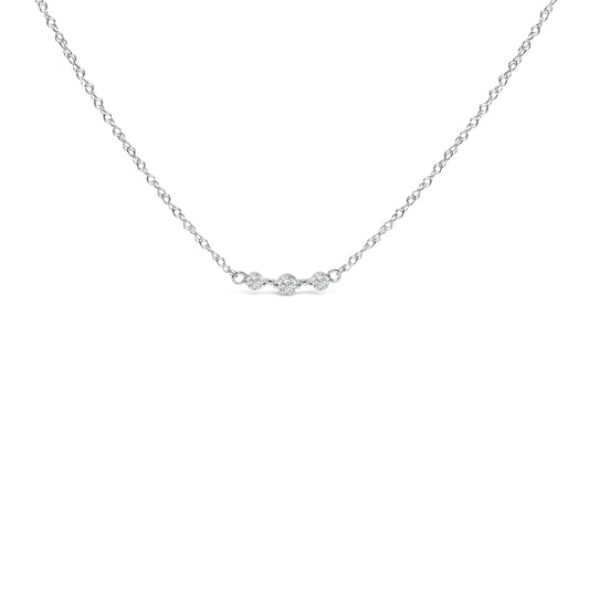 Collar de estación de plata de ley con diamantes cultivados en laboratorio de 1/5 Cttw de 3 piedras