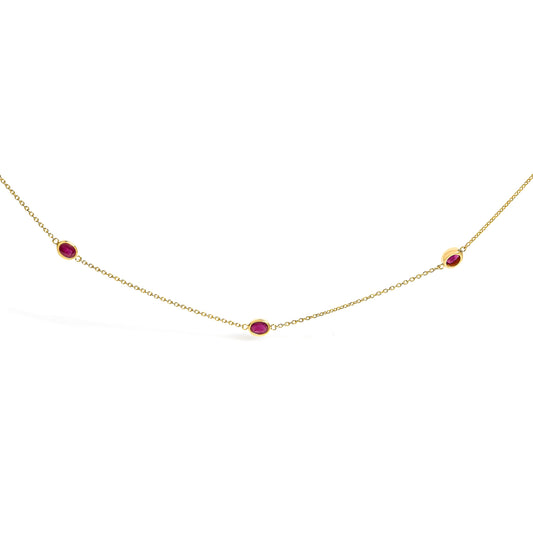 Collar de estación de rubí rojo ovalado de 4x3 mm engastado en bisel de oro amarillo de 14K - 18 pulgadas