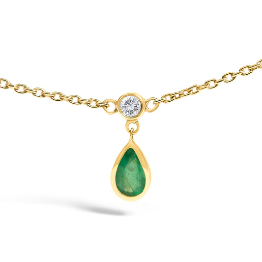 Collar de oro amarillo de 10K con esmeralda verde de 5x3 mm y estación de diamantes colgantes - 18 pulgadas