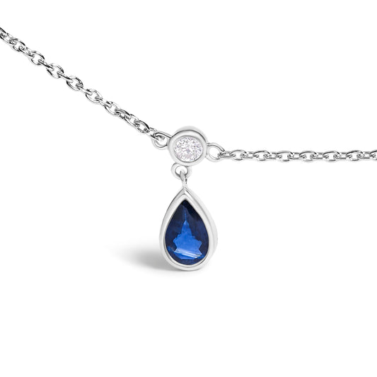 Collar de estación con zafiro azul pera de 5x3 mm y diamante colgante de oro blanco de 10K - 18 pulgadas