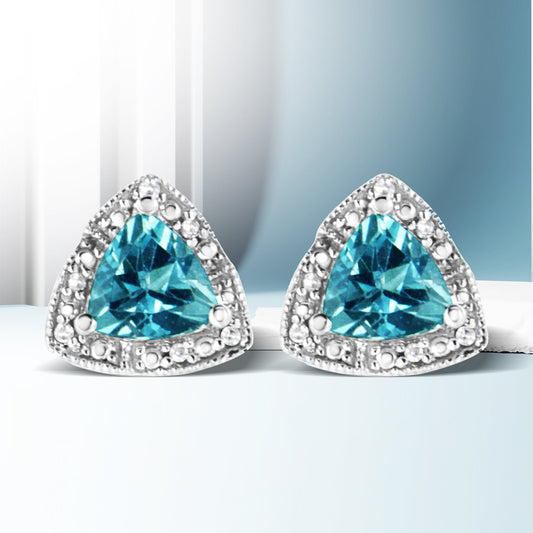 Aretes de oro blanco de .925 con topacio azul de corte trillón de 6x6 mm y acento de diamante (color I-J, claridad I1-I2)