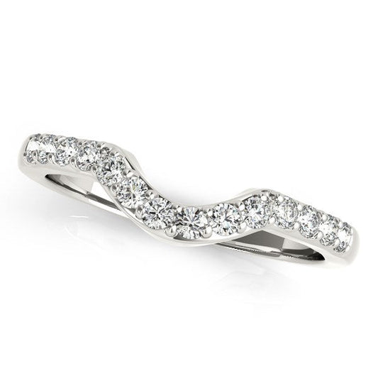 Alianza de boda curva de oro blanco de 14k con diamantes engastados en pavé (1/4 quilates en total)
