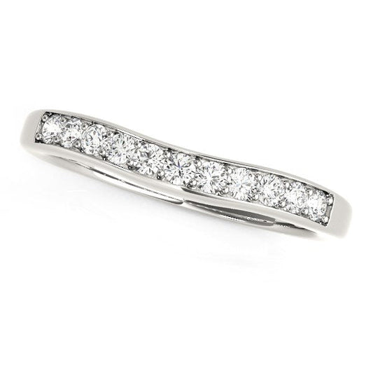 Alianza de boda de oro blanco de 14 quilates con diamantes curvos (1/4 quilates en total)