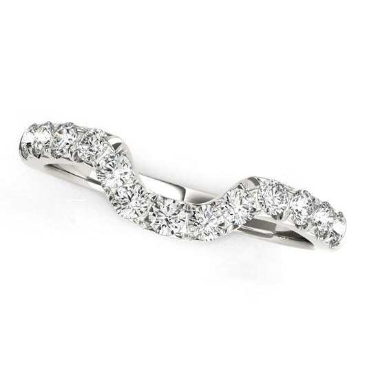 Anillo de boda de oro blanco de 14 quilates con diseño curvo y diamantes pavé (1/6 quilates en total)