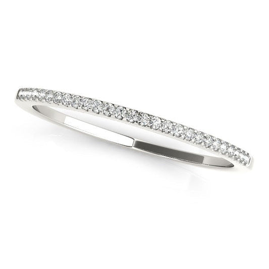 Anillo de boda fino redondo de oro blanco de 14k con pavé (1/10 quilates en total)