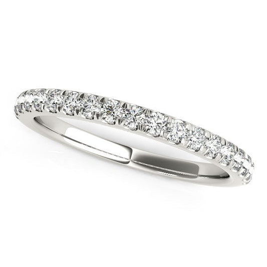 Anillo de boda con diamantes engastados en pavé de oro blanco de 14k (1/4 quilates en total)