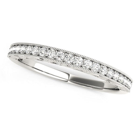 Alianza de boda redonda de oro blanco de 14 quilates con borde milgrain y diamantes (1/6 quilates en total)