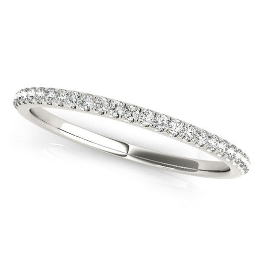 Alianza de boda de oro blanco de 14 quilates con diamantes redondos pavé (1/8 quilates en total)