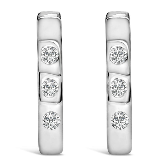 Pendientes de aro tipo Huggies Ovalados de Oro Blanco de 10K con Tres Piedras de Diamante Creado en Laboratorio de 1/10 Cttw