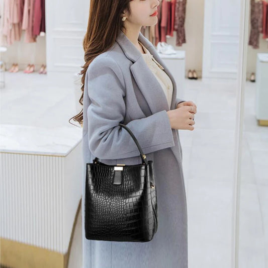 Retro Alligator Bucket Handbag for Women | Sophisticated Crocodile Pattern Large Capacity Crossbody | Elegant PU Leather Shoulder Messenger Bag | Fashion-Forward Phone Purse with Chain Detail Luxegan