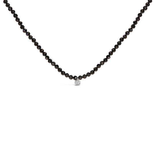 Collar con cuentas de espinela negra con acento de diamante de plata de ley
