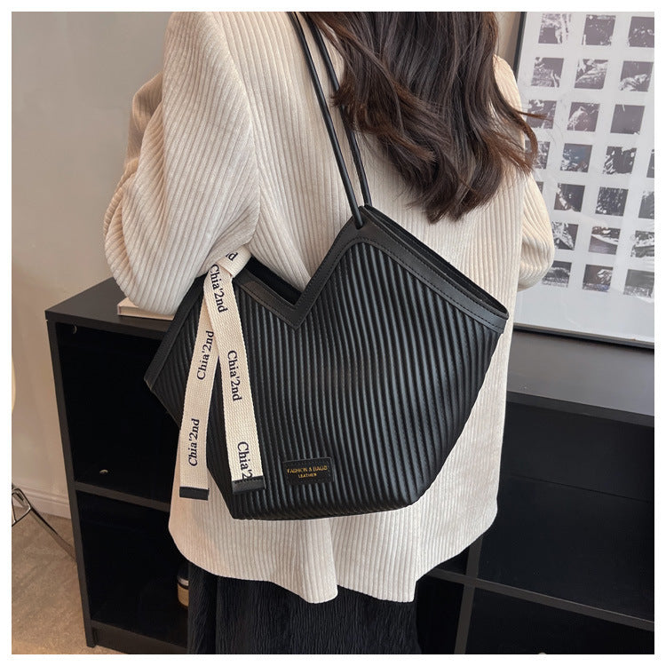 Fashion Ladies' Heart-Shaped Tote Bag | Sophisticated Luxury Designer Shoulder Handbag | Elegant Large Capacity Casual Purse | "Dignified" Structured PU Leather Bag with Ribbon Decoration Luxegan