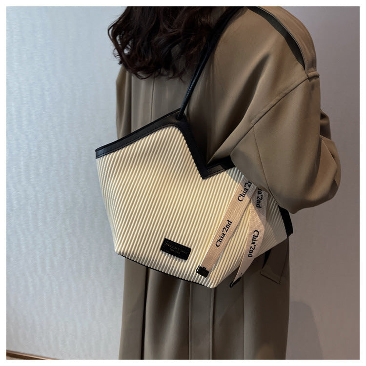 Fashion Ladies' Heart-Shaped Tote Bag | Sophisticated Luxury Designer Shoulder Handbag | Elegant Large Capacity Casual Purse | "Dignified" Structured PU Leather Bag with Ribbon Decoration Luxegan