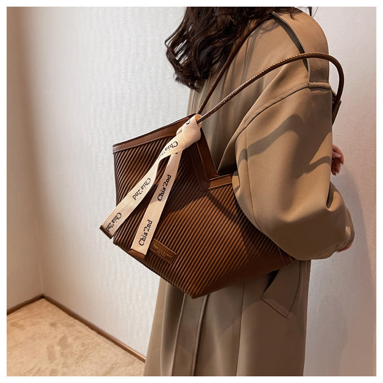 Fashion Ladies' Heart-Shaped Tote Bag | Sophisticated Luxury Designer Shoulder Handbag | Elegant Large Capacity Casual Purse | "Dignified" Structured PU Leather Bag with Ribbon Decoration Luxegan