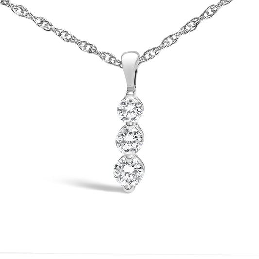 Collar con colgante de tres diamantes de plata de ley .925 con diamantes cultivados en laboratorio de 1/7 quilates - 18 pulgadas