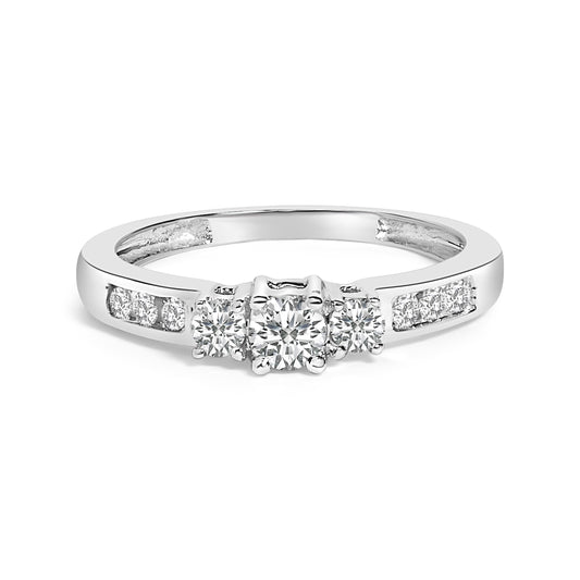 Anillo de oro blanco de 10K con diamante de 1/2 quilate de tres piedras