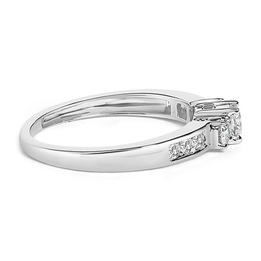 Anillo de oro blanco de 10K con diamante de 1/2 quilate de tres piedras