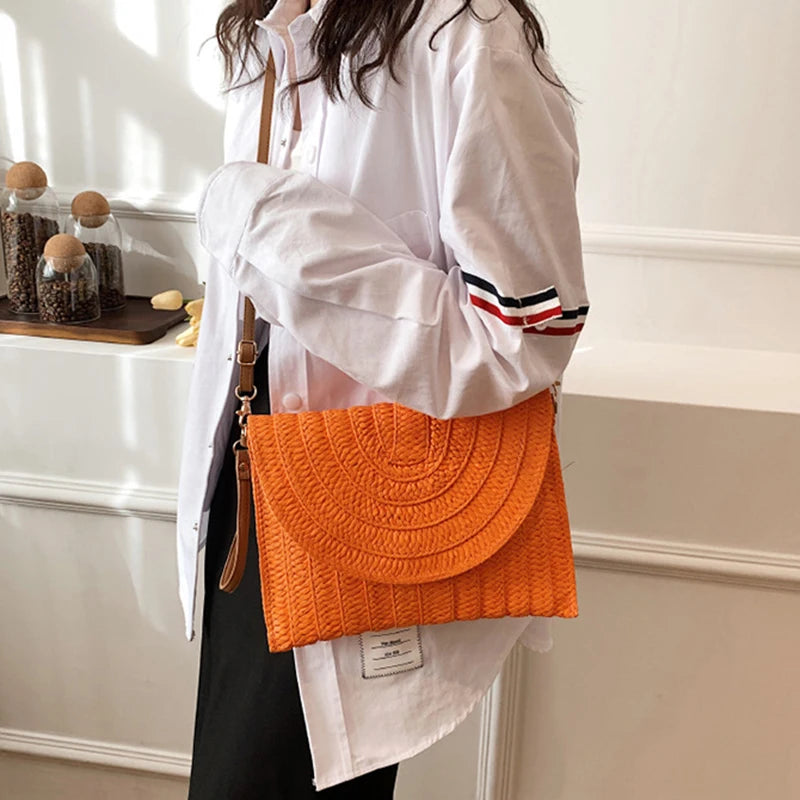 Bolsos de playa de verano para mujer Bolso bandolera de paja hecho a mano con sobre Bolso de hombro trenzado Bolso de mano de vacaciones tejido