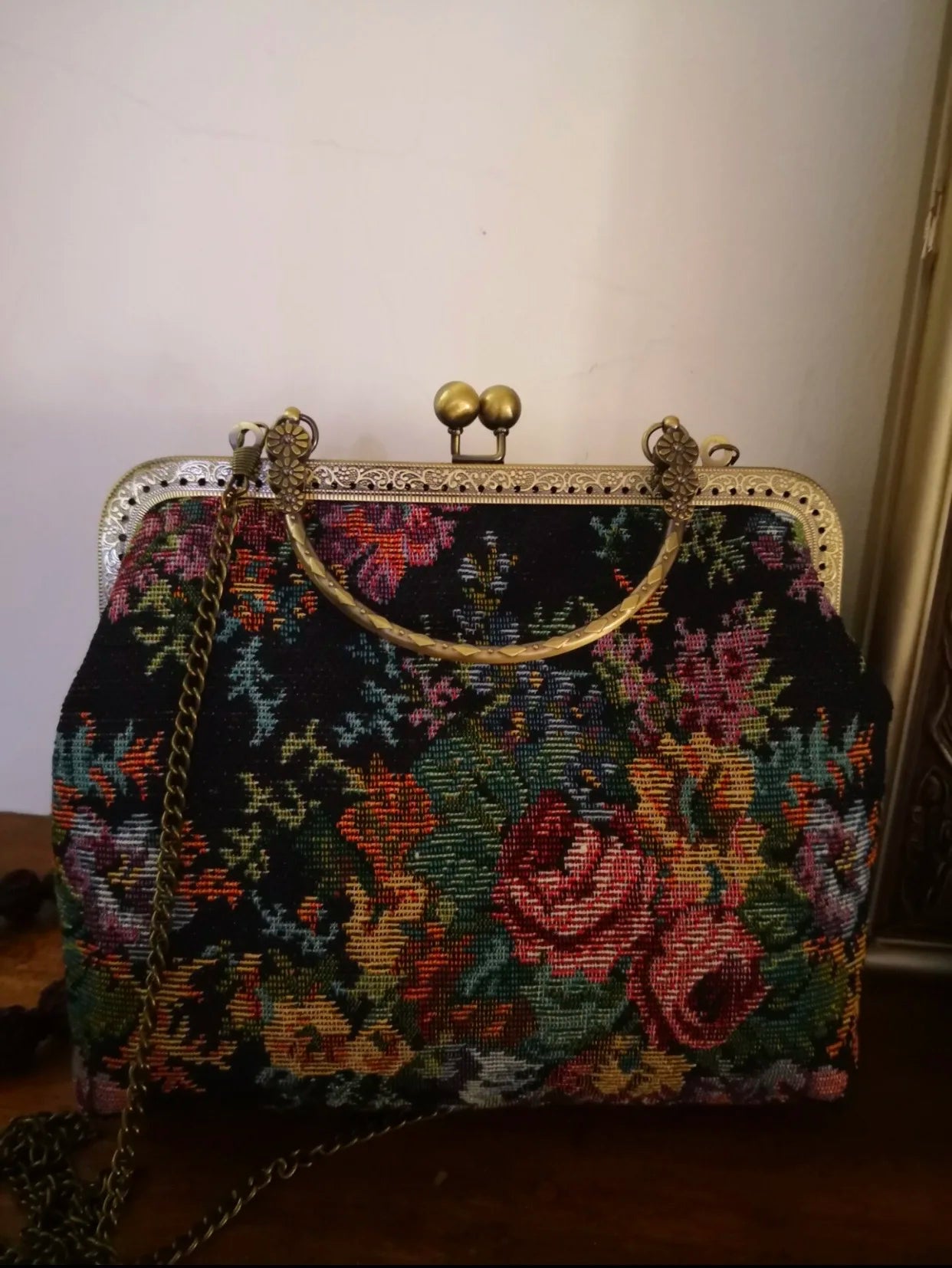 Lost in Vintage Inspiration Baroque Clutch | Floral Tapestry Pearl Bead Purse | Gold-Tone Metal Frame Kiss-Lock Evening Bag with Chain Strap Luxegan