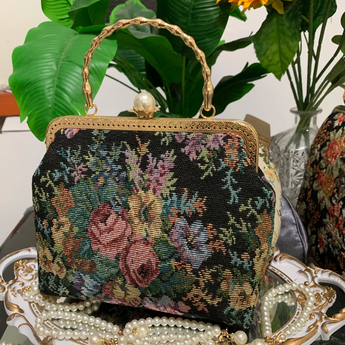 Lost in Vintage Inspiration Baroque Clutch | Floral Tapestry Pearl Bead Purse | Gold-Tone Metal Frame Kiss-Lock Evening Bag with Chain Strap Luxegan