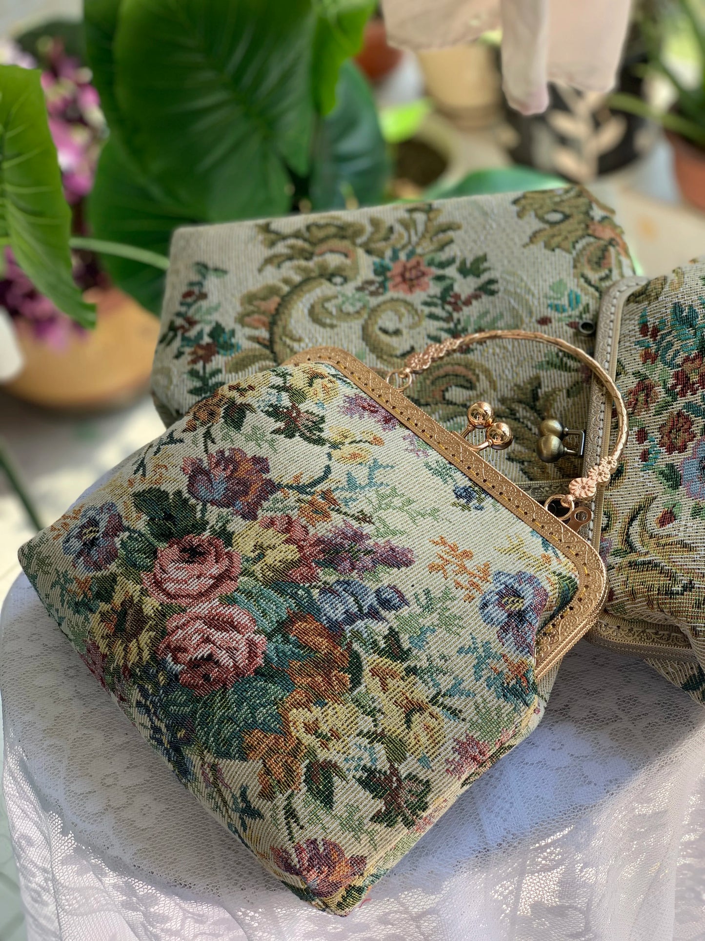 Lost in Vintage Inspiration Baroque Clutch | Floral Tapestry Pearl Bead Purse | Gold-Tone Metal Frame Kiss-Lock Evening Bag with Chain Strap Luxegan
