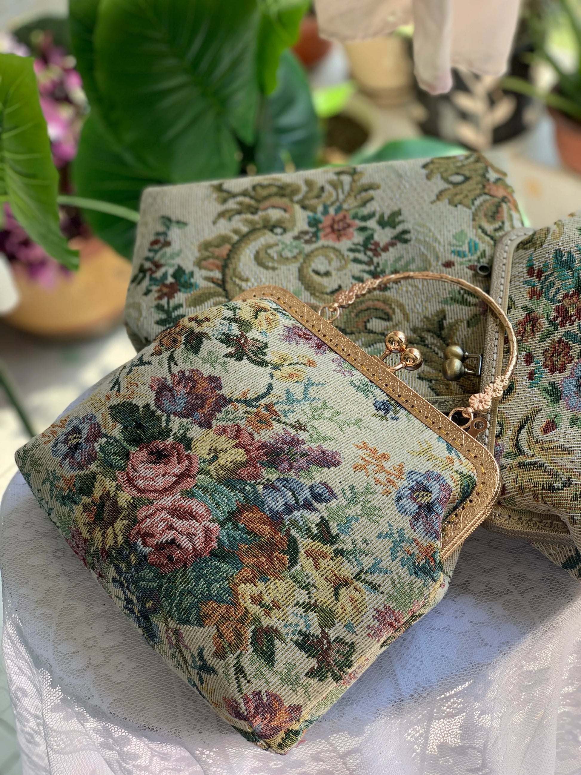 Lost in Vintage Inspiration Baroque Clutch | Floral Tapestry Pearl Bead Purse | Gold-Tone Metal Frame Kiss-Lock Evening Bag with Chain Strap Luxegan