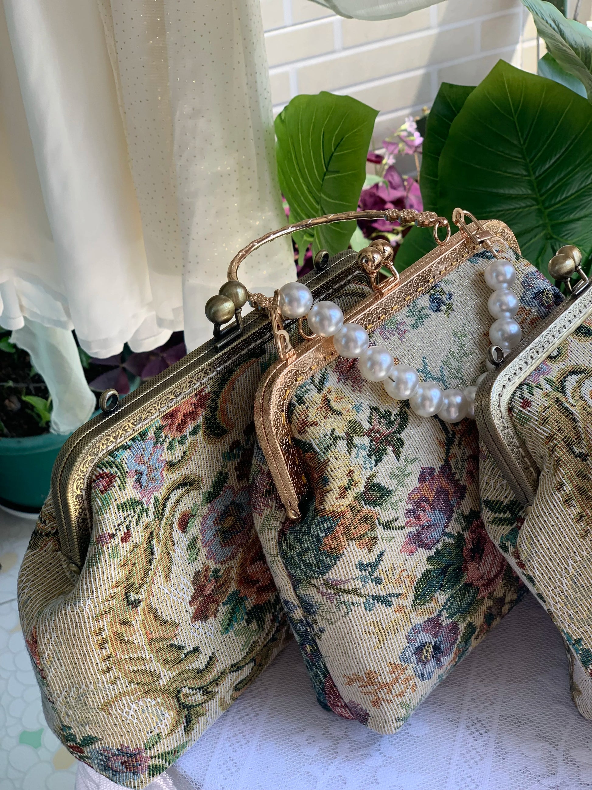 Lost in Vintage Inspiration Baroque Clutch | Floral Tapestry Pearl Bead Purse | Gold-Tone Metal Frame Kiss-Lock Evening Bag with Chain Strap Luxegan
