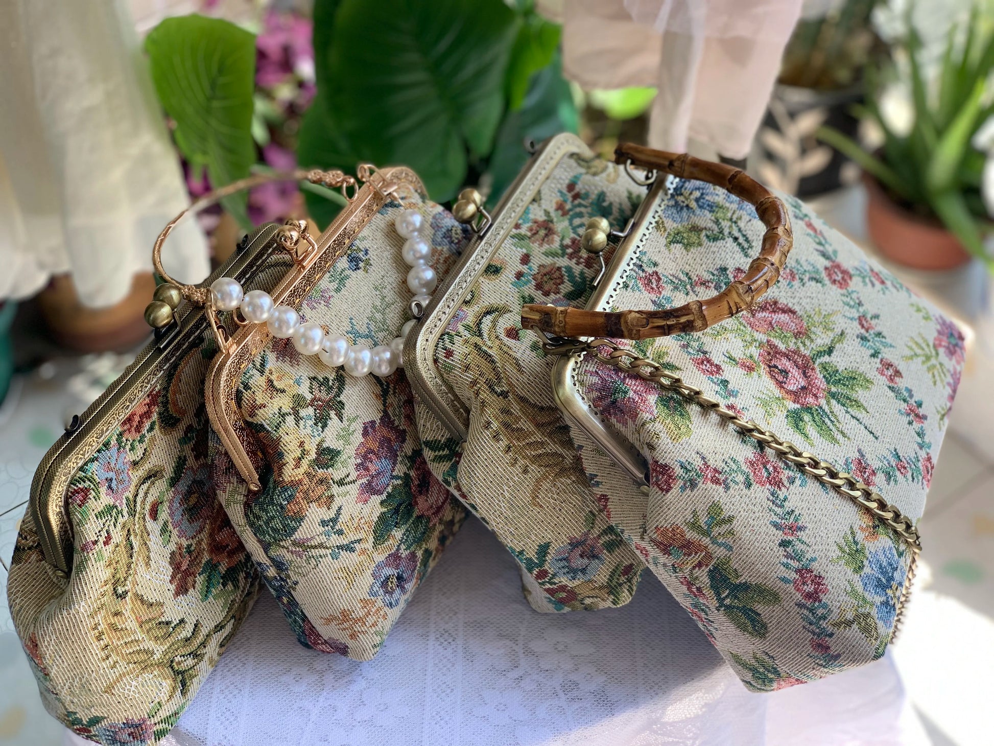 Lost in Vintage Inspiration Baroque Clutch | Floral Tapestry Pearl Bead Purse | Gold-Tone Metal Frame Kiss-Lock Evening Bag with Chain Strap Luxegan