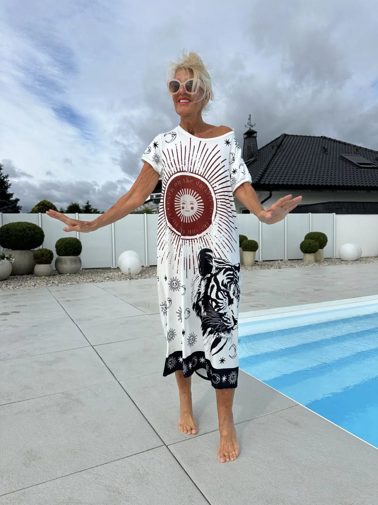 Women's European and American Vacation Long Dress | Elegant Temperament V-Neck Short-Sleeve Midi Purse | Casual Side-Split Printed A-Line Dress | Premium All-Season Pullover Model YMF6624 Luxegan