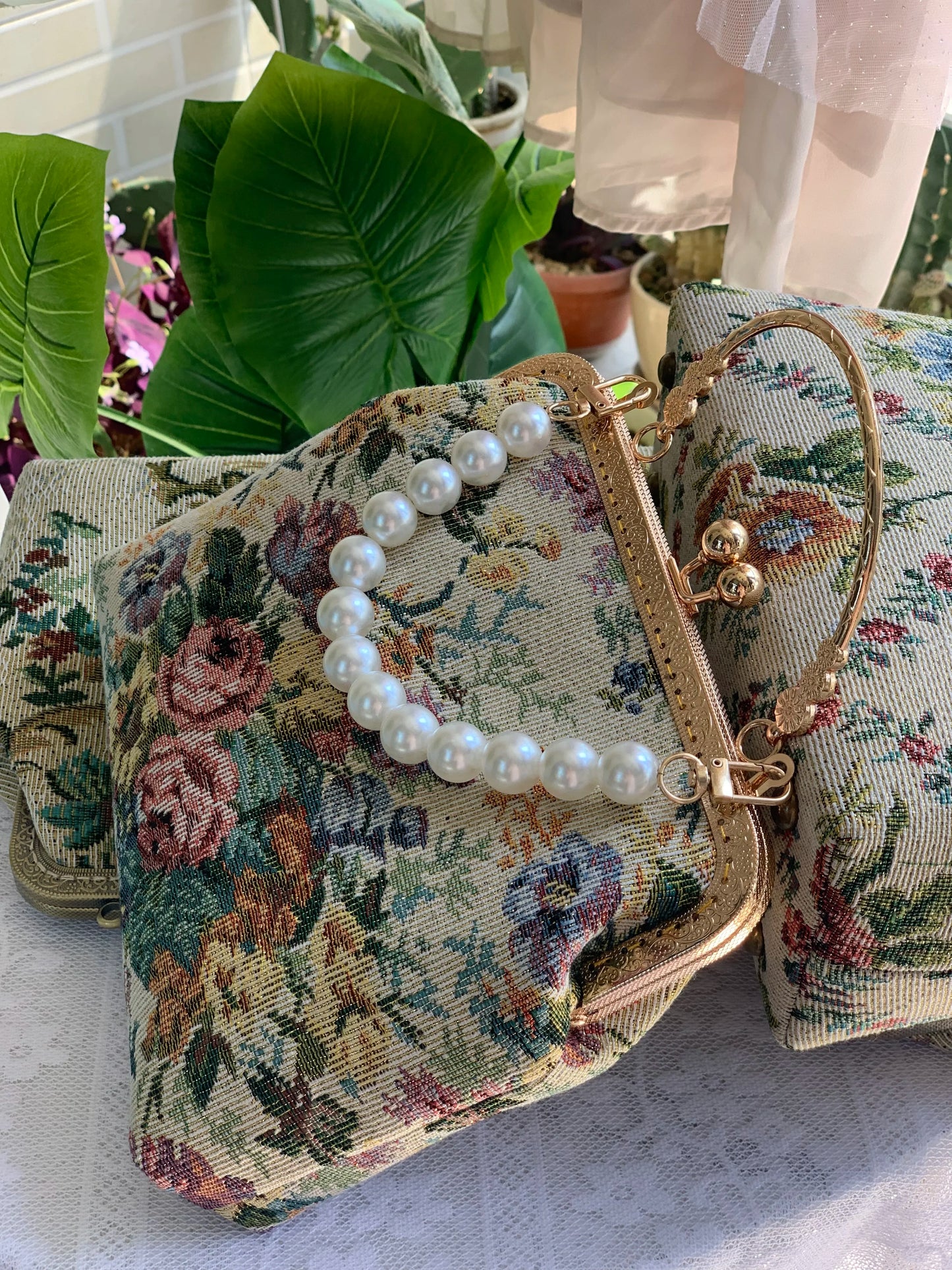 Lost in Vintage Inspiration Baroque Clutch | Floral Tapestry Pearl Bead Purse | Gold-Tone Metal Frame Kiss-Lock Evening Bag with Chain Strap Luxegan