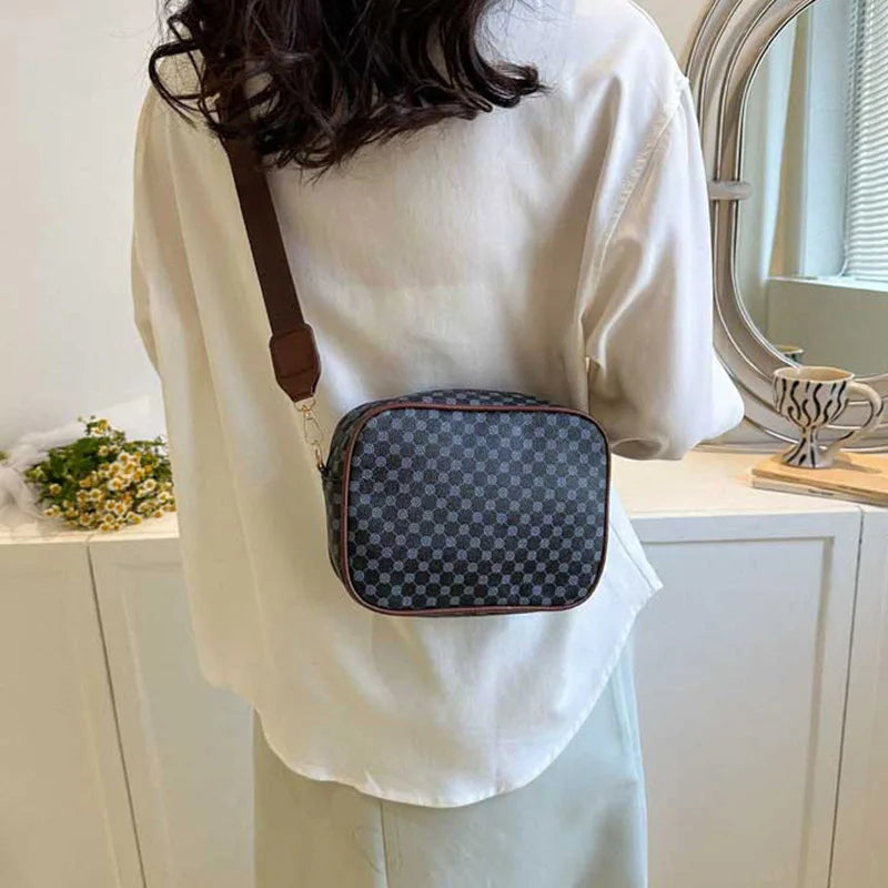 Simple and Trendy Texture Women's Shoulder Bag | Sophisticated Foreign Style Strap Small Hanging Bag | Elegant Diagonal Crossbody Satchel | Fashion-Forward PU Leather Small Square Bag (Model ER7276) Luxegan