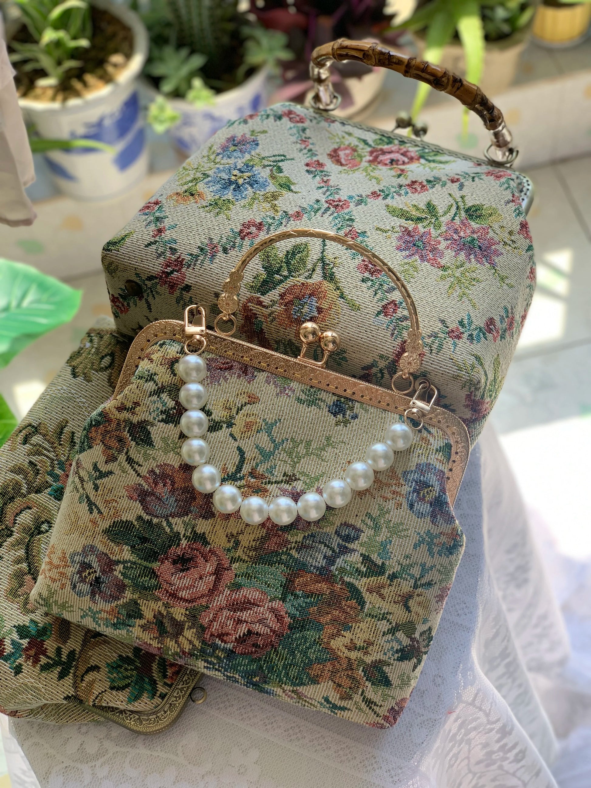 Lost in Vintage Inspiration Baroque Clutch | Floral Tapestry Pearl Bead Purse | Gold-Tone Metal Frame Kiss-Lock Evening Bag with Chain Strap Luxegan