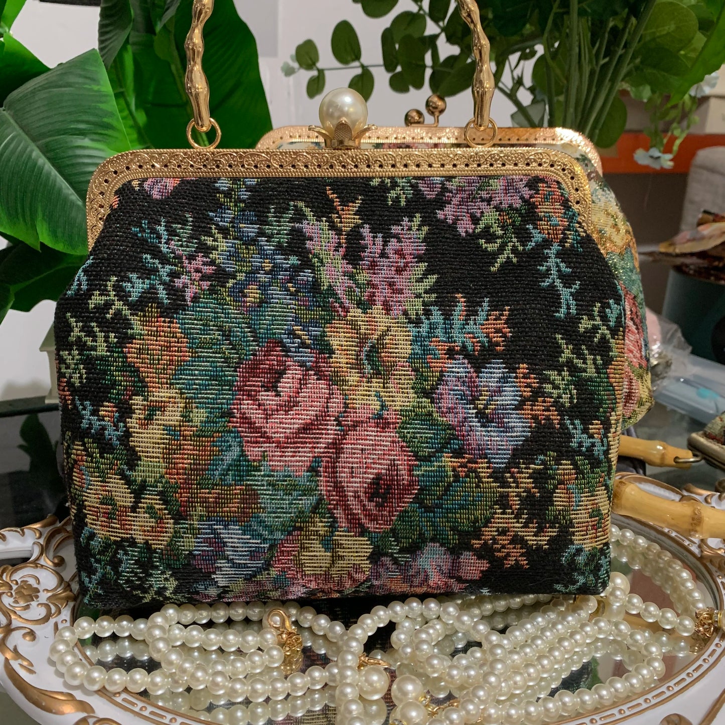 Lost in Vintage Inspiration Baroque Clutch | Floral Tapestry Pearl Bead Purse | Gold-Tone Metal Frame Kiss-Lock Evening Bag with Chain Strap Luxegan