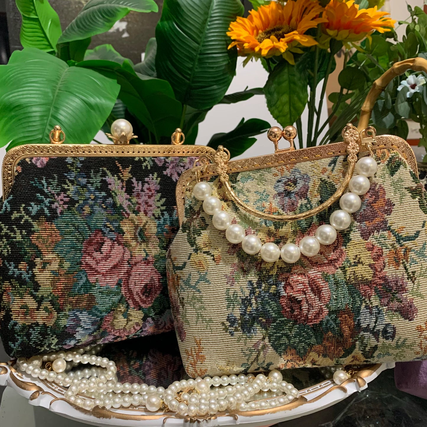 Lost in Vintage Inspiration Baroque Clutch | Floral Tapestry Pearl Bead Purse | Gold-Tone Metal Frame Kiss-Lock Evening Bag with Chain Strap Luxegan