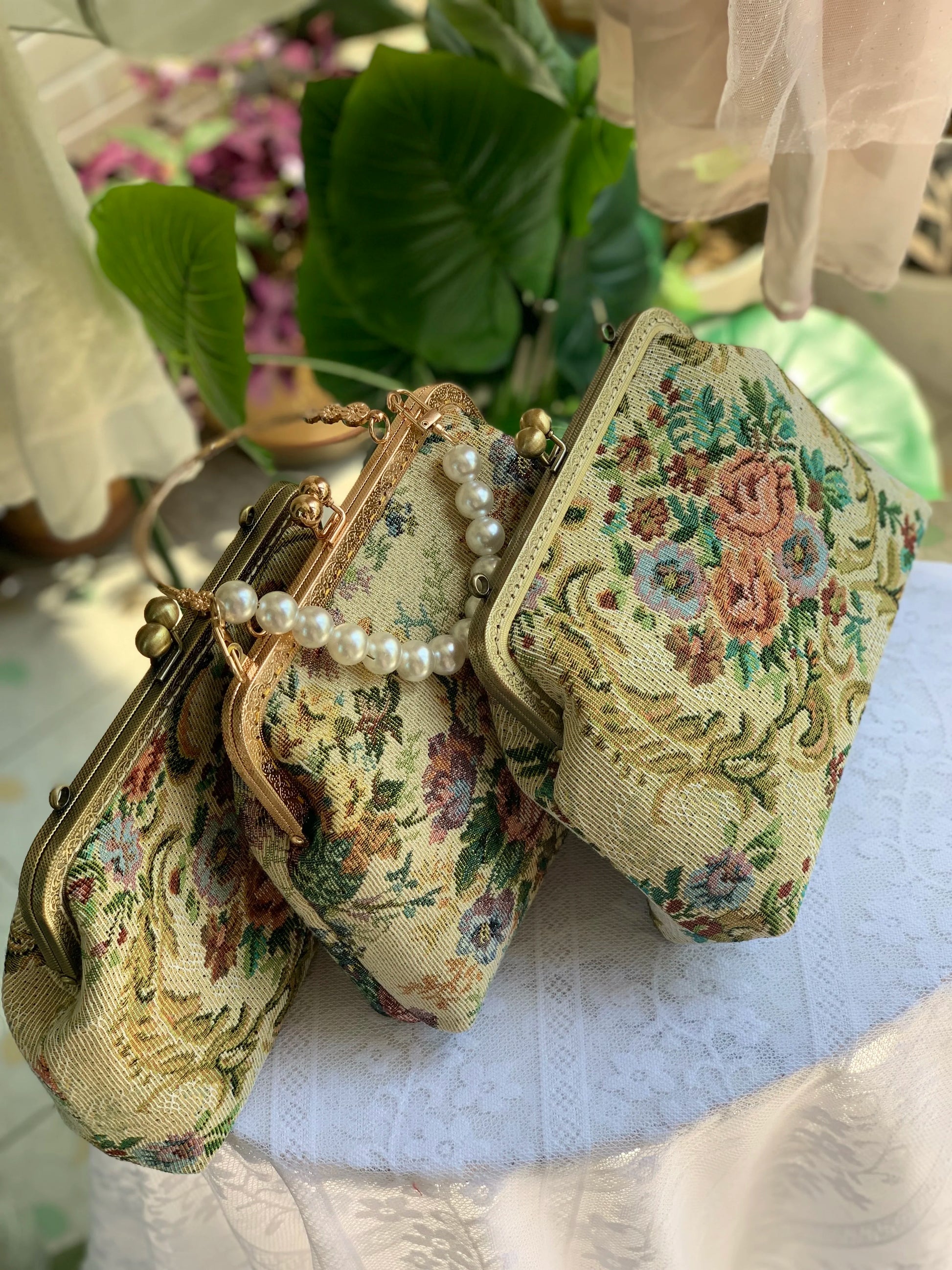Lost in Vintage Inspiration Baroque Clutch | Floral Tapestry Pearl Bead Purse | Gold-Tone Metal Frame Kiss-Lock Evening Bag with Chain Strap Luxegan